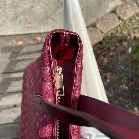 DKNY Maroon Printed Sig Softside Range Leather Handheld Bag - Picture 10 of 12